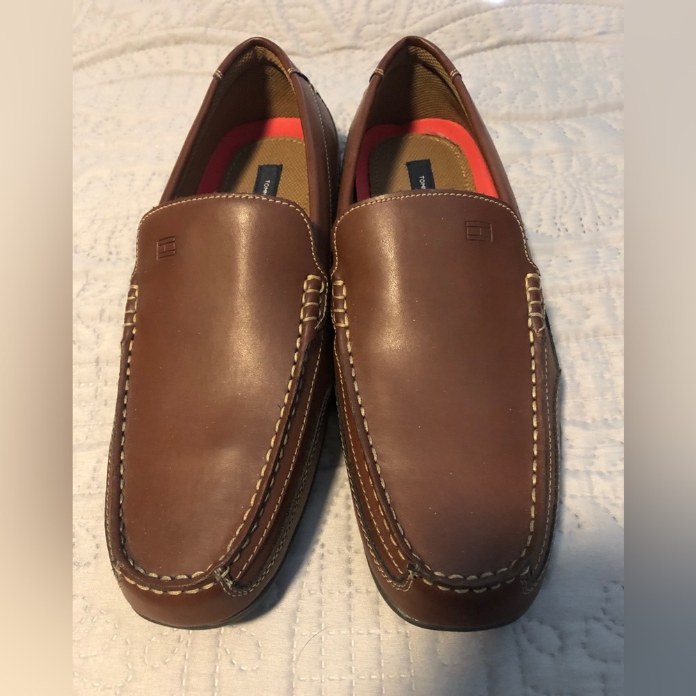 Tommy Hilfiger Men’s brown leather loafers, never worn. US11 wide/Euro 44.